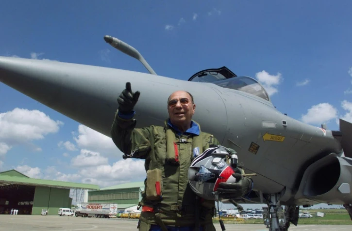 Serge Dassault décédé lundi, photographié le 11 juin 1999 au salon du Bourget devant un Rafale, fleuron du Groupe Dassault Aviation.