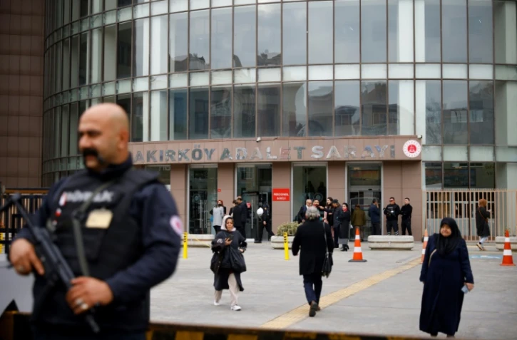 Devant le palais de justice le jour de l'ouverture du procès du "gang des nouveaux-nés", à Istanbul, le 18 novembre 2024