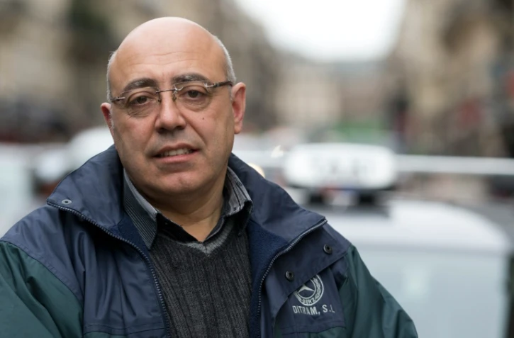 Le chauffeur de taxi franco-espagnol Hipolito Lopez, pose près de son taxi à Paris le 29 janvier 2016