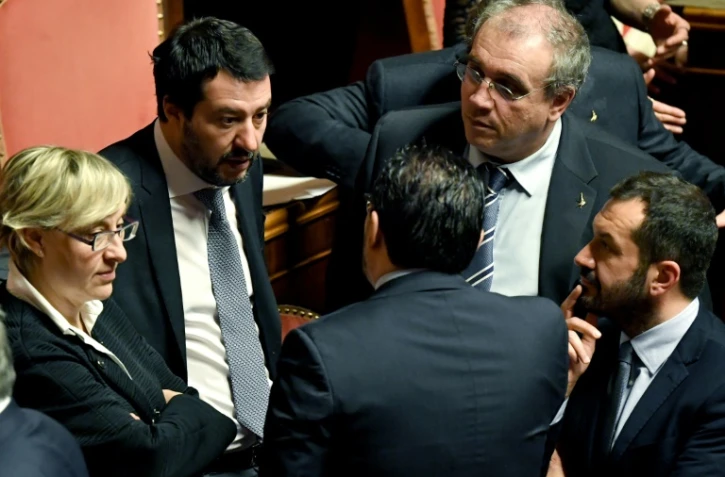 Le chef de la Ligue Matteo Salvini (g) s'entretient avec des députés lors d'une session au Sénat à Rome le 24 mars 2018
