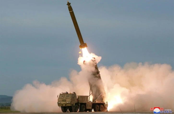 Photo diffusée le 25 août 2019 par l'agence nord-coréenne Kcna d'un test de lance-missiles multiples, le 24 août 2019 en Corée du Nord