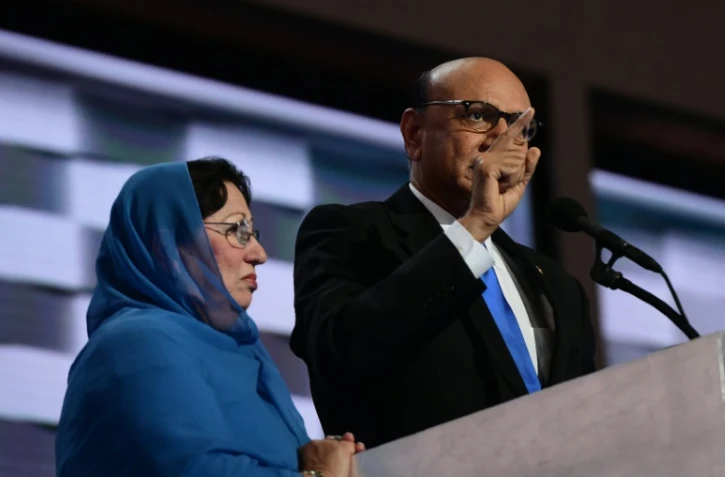 Khizr Khan et sa femme Ghazala, parents d'un soldat tué en Irak, s'adressent aux délégués, lors de la convention démocrate à Philadelphie, le 28 juillet 2016