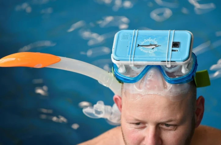Un homme nage avec des lunettes de réalité virtuelle permettant de visionner des films sur les dauphins à Apeldoorn, aux Pays-BAs, le 31 octobre 2017