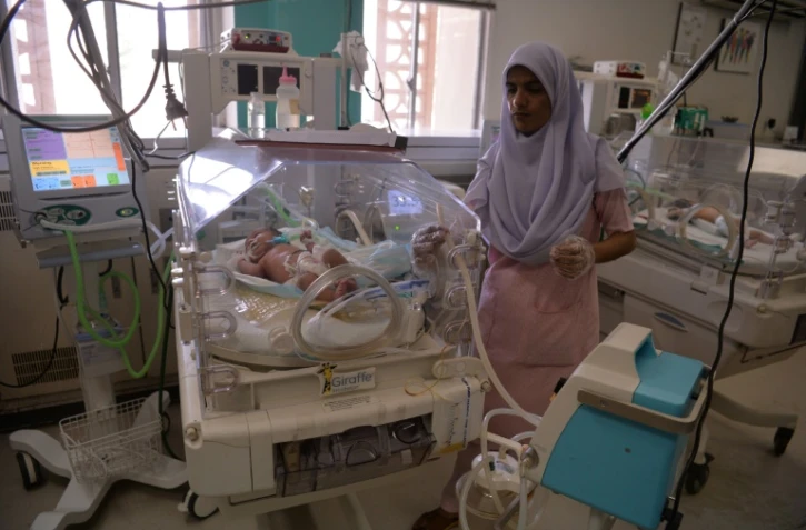 Une infirmière pakistanaise dans une unité néonatale de soins intensifs à Islamabad le 20 février 2018