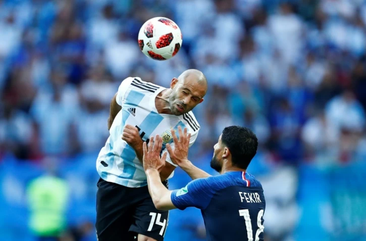 Le milieu de terrain de l'Argentine Javier Mascherano (g) lors de la défaite face à la France en 8e de finale du Mondial le 30 juin 2018