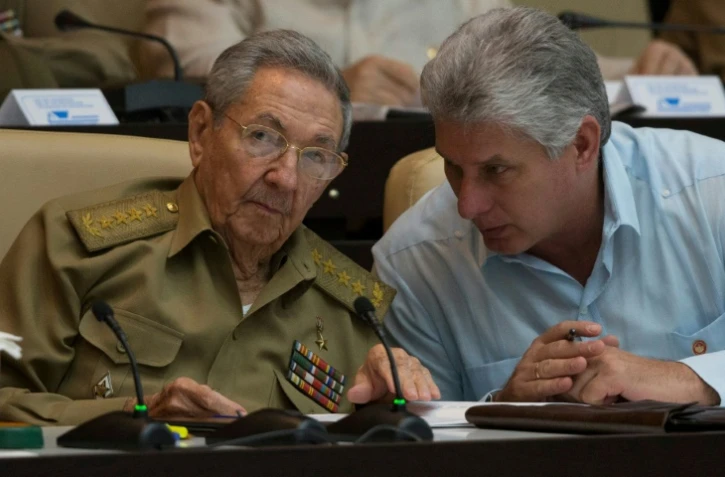 Le président cubain Raul Castro s'entretient avec le premier vice-président Miguel Diaz-Canel le 8 juillet 2016 à La Havane, dans une photo diffusée par le site internet de la présidence cubaine