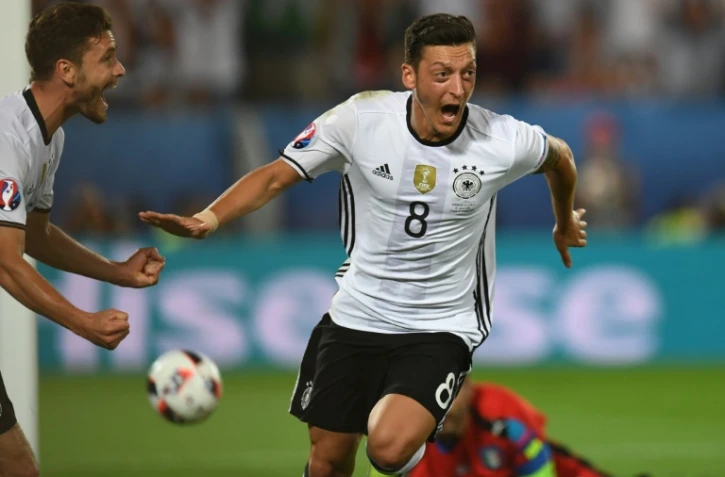 Le milieu de terrain allemand Mesut Özil exulte après son but contre l'Italie en quart de finale de l'Euro, le 2 juillet 2016 à Bordeaux 