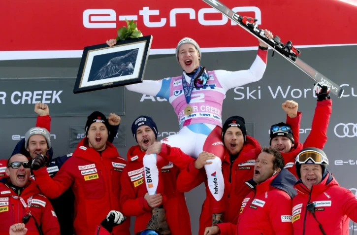 Le Suisse Marco Odermatt, porté en triomphe par ses équipiers, savoure sa victoire dans le Super G de Beaver Creek, le 6 décembre 2019