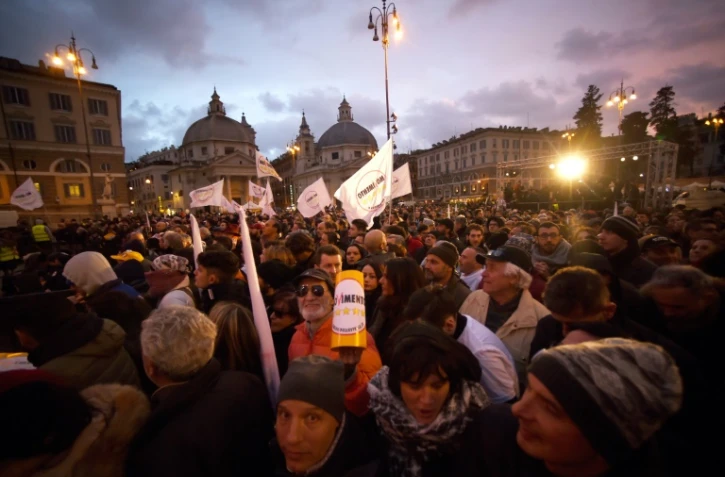 Des partisans du Mouvement 5 Etoiles (M5S) se rassemblent Ă l'issue d'un dernier meeting de campagne Ă Rome, le 2 mars 2018