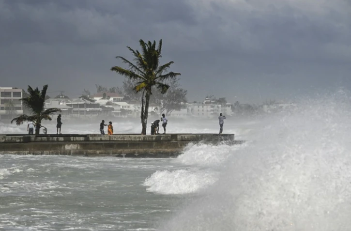 Une jetée à marée haute près de Bridgetown à la Barbade, après le passage de l'ouragan Béryl le 1er juillet 2024.
