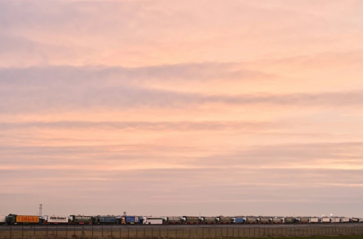 Des camions sont garés sur l'aéroport désaffecté de Manston près de Ramsgate dans le sud-est de l'Angleterre pour un exercice avant le Brexit afin d'évaluer comment éviter des embouteillages potentiels, le 7 janvier 2019