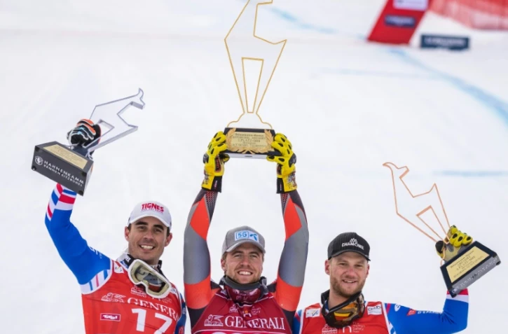 Le Norvégien Aleksander Aamodt Kilde, vainqueur de la descente de Kitzbühel, comptant pour la Coupe du monde de ski alpin, entouré des Français Johan Clarey (g, 2e) et Blaise Giezendanner, le 21 janvier 2022