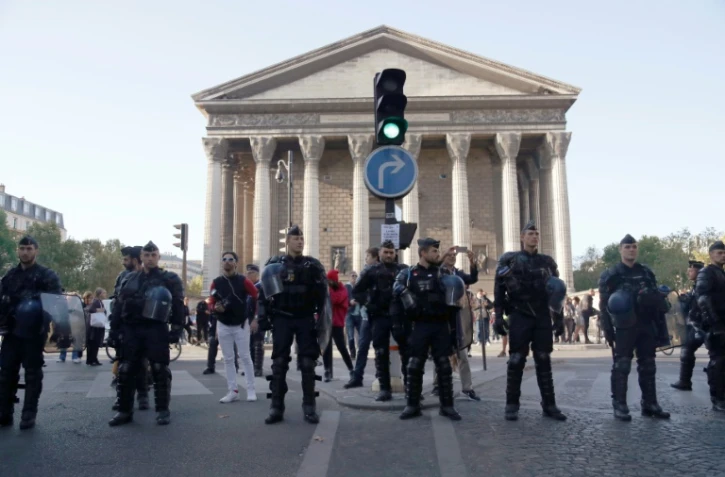 Des forces de l'ordre bloquent une rue Ă Paris le 21 septembre 2019 avant des rassemblements de Gilets jaunes