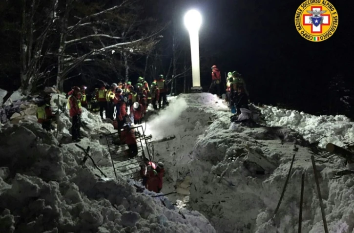 Les secouristes poursuivent leurs recherches le 23 janvier 2017 dans les décombres de  l'hôtel Rigopiano le 23 janvier 2017 dévasté par une avalanche à Farindola en Italie