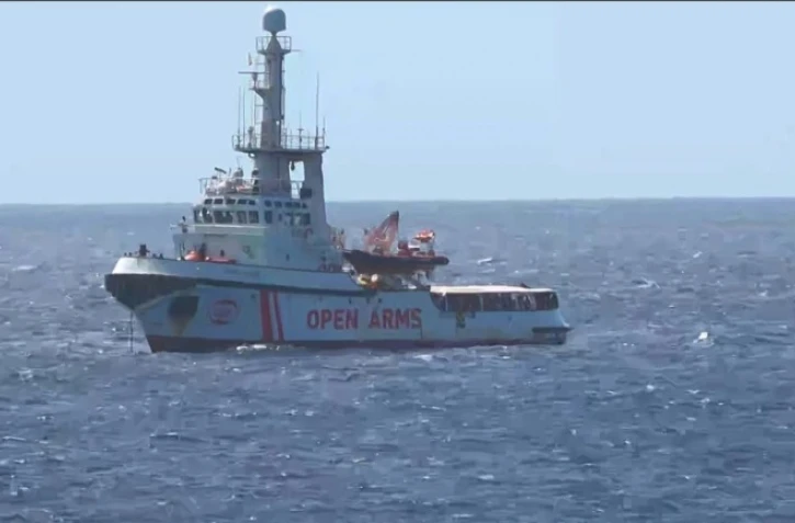 Capture d'image d'une vidéo de Local Team montrant le bateau humnitaire espagnol Open Arms près des côtes de l'île de Lampedusa, le 15 août 2019 en Italie