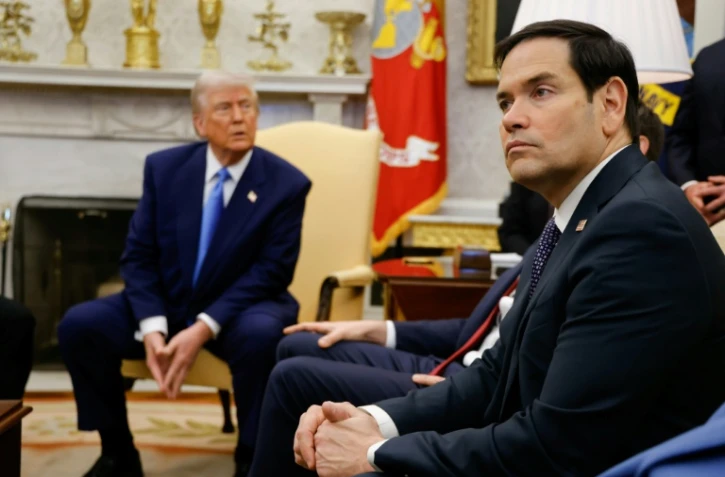 Le secrétaire d'Etat américain Marco Rubio (droite) et le président des Etats-Unis Donald Trump (gauche) rencontrent le chef de l'Etat français Emmanuel Macron, le 24 février 2025 à Washington