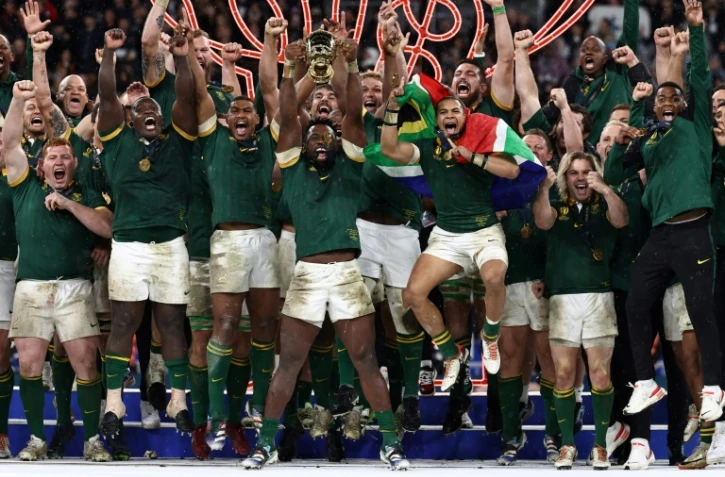 Le capitaine de l'Afrique du Sud Siya Kolisi (au centre) soulève le trophée Webb Ellis sur le podium après la victoire en finale de la Coupe du monde 12-11 contre la Nouvelle-Zélande au Stade de France, Saint-Denis, France, le 28 octobre 2023 