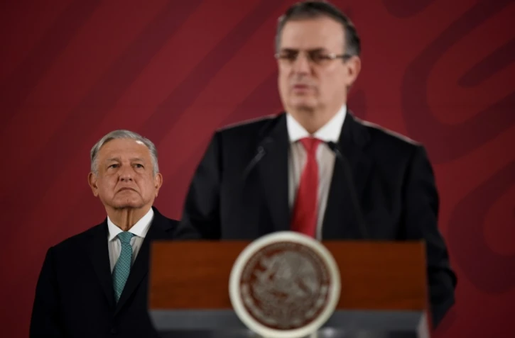 Le président mexicain Andres Manuel Lopez Obrador (g) et le ministre des Affaires étrangères Marcelo Ebrard, le 10 juin 2019 à Mexico