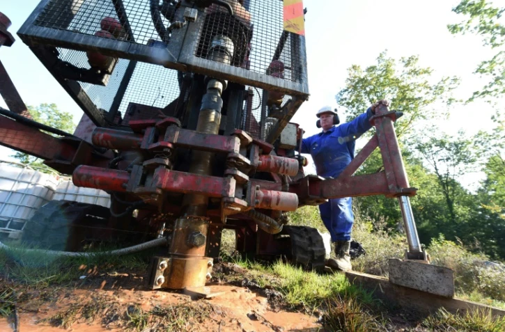 Une foreuse troue le sol pour remonter des carottes de roche, le 17 octobre 2017 Ă Rouchechouart, en Haute-Vienne