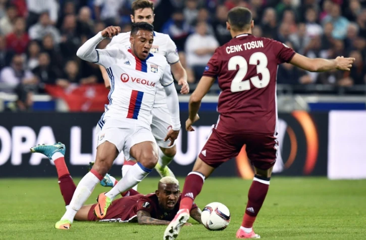 Corentin Tolisso, buteur pour Lyon à l'aller, ici au-dessus du milieu de terrain de Besiktas Anderson Talisca le 13 avril 2017 au Parc OL, lors de la 1re manche entre les 2 clubs