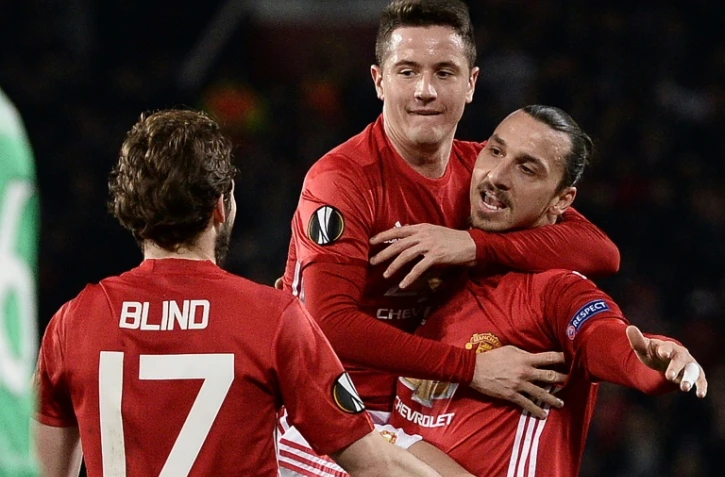 L'attaquant de Manchester United Zlatan Ibrahimovic (d) est congratulé par ses coéquipiers après son triplé face à Saint-Etienne en Europa League à Old Trafford, le 16 février 2017 