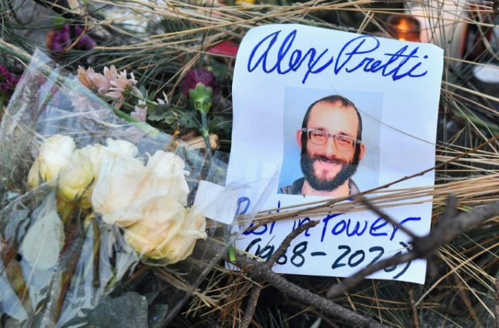 Des fleurs laissés sur un mémorial de fortune en hommage à Alex Pretti, un infirmier américain tué par balle par des agents fédéraux, à Minneapolis (Minnesota), le 25 janvier 2026