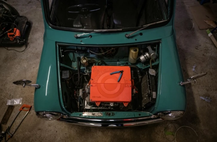 Une Classic Mini équipée d'un moteur électrique dans l'atelier de l'entreprise London Electric Cars, le 6 mai 2022 à Londres