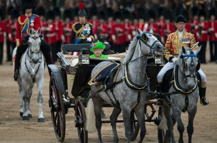 La reine Elizabeth II procède à la traditionnelle revue des troupes, près de Buckingham Palace, le 11 juin 2016 à Londres