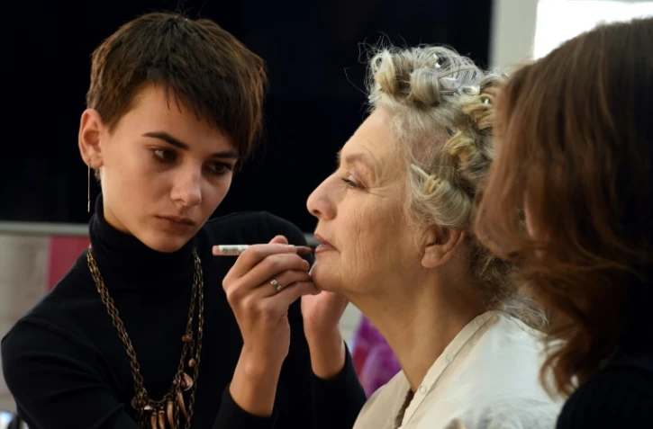 Séance de maquillage pour Olga Kondracheva (d), 71 ans, avant de poser pour un magazine féminin, le 20 novembre 2016 à Moscou