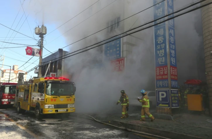 Des pompiers luttent contre l'incendie d'un hôpital à Miryang, le 26 janvier 2018 en Corée du Sud