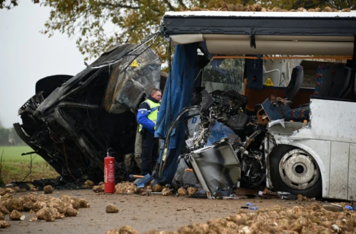 Des gendarmes sur le lieu d'un accident entre un bus scolaire et un poids lourd à Bavincourt près d'Arras le 14 novembre 2016