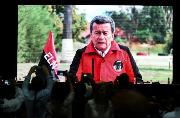 Le dirigeant de la guérilla colombienne de l'ELN, Pablo Beltran, sur une vidéo projetée lors du congrès des Farc, autre guérilla devenue parti politique après la signature d'un accord de paix avec le gouvernement, le 27 août 2017 à Bogota