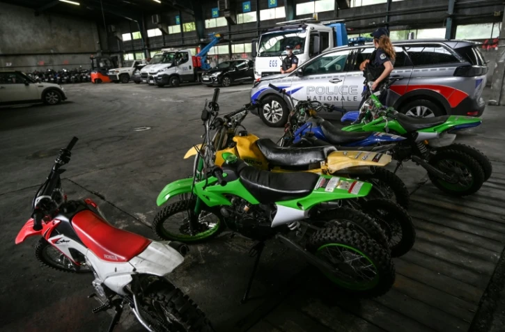 Des policiers se tiennent près de motos saisies après des rodéos urbains, le 13 juillet 2021 à Lyon