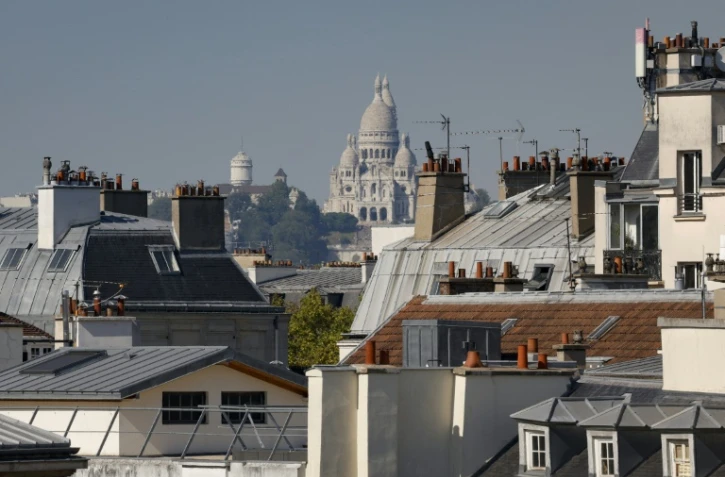 La basilique du Sacré-Cœur et des toits de zinc lors d'une vague de chaleur à Paris, le 7 septembre 2023