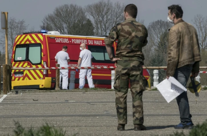 Des soldats préparent l'installation d'un hôpital militaire près du CHU à Mulhouse le 20 mars 2020