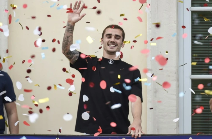 Le joueur de football français Antoine Griezmann salue ses fans dans sa ville natale de Mâcon, le 20 juillet 2018