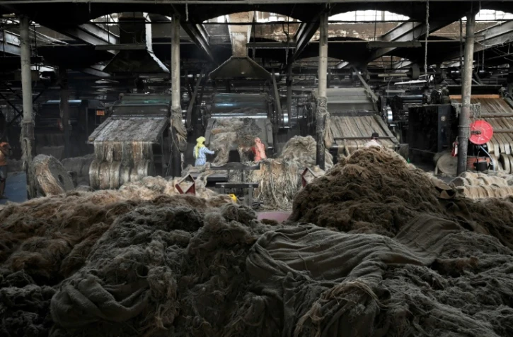 Des ouvriers dans une filature de jute à Jagatdal, en Inde, le 19 mars 2021