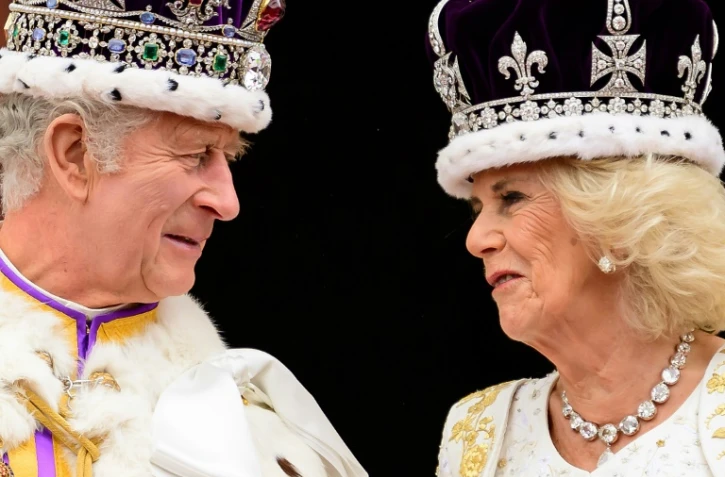 Le roi Charles III et la reine consort Camilla après leur couronnement, le 6 mai 2023 au balcon de Buckingham Palace, à Londres