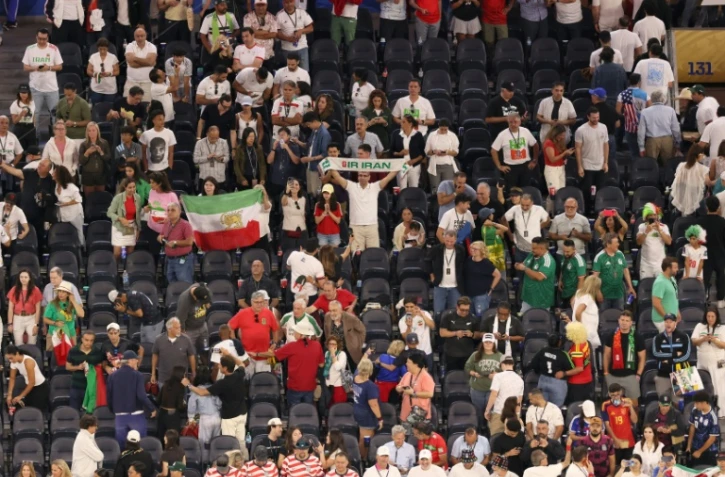 Des supporters iraniens arborent le drapeau pré-révolutinnaire lors du match du Mondial-2024 contre la Nouvelle-Zélande le 15 jui 2026 à Los Angeles