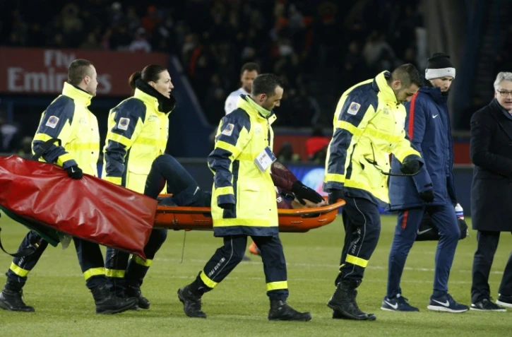 L'attaquant brésilien du PSG Neymar sorti sur civière lors du match contre Marseille le 25 février 2018