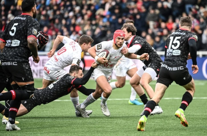 L'ailier toulonnais Gabin Villière transperce la défense lyonnaise, lors du match de la 22e journée du Top 14, le 2 avril 2022 au Matmut Stadium de Gerland à Lyon