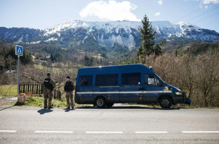 Des gendarmes sécurisent un périmètre autour du village du Haut-Vernet deux jours après la découverte d'ossement du petit Emile porté disparu l'été dernier, le 2 avril 2024 dans les Alpes-de-Haute-Provence
