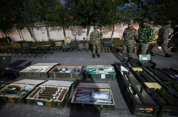 L'armée azerbaïdjanaise expose des armes saisies aux forces séparatistes au Nagorny Karabakh, le 23 septembre 2023 à Choucha, en Azerbaïdjan
