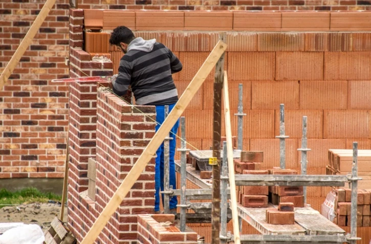Un maçon à Godewaersvelde (Nord), le 6 mars 2017