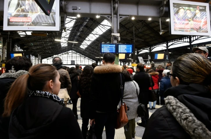 Des voyageurs gare Saint-Lazare à Paris, le 26 avril 2016 jour de grève dans les transports 