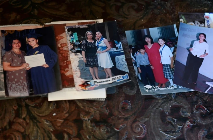 Des photographies montrent Mirna Cruz Lima et ses enfants Jackeline Cristina et Alexis Palomo Lima, victimes de l'ancien policier salvadorien Hugo Osorio, le 27 mai 2021