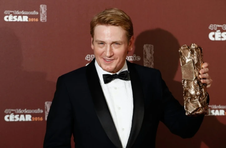 Benoît Magimel présente son César du meilleur acteur dans un second rôle, le 26 février 2016 à Paris