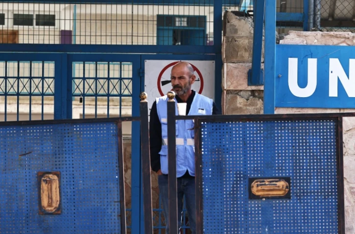 Un employé debout dans une école gérée par l'Unrwa dans le camp de Jalazone, au nord de Ramallah, en Cisjordanie, territoire palestinien occupée par Israël, le 4 novembre 2024