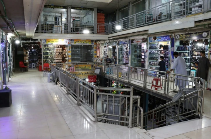 Des commerçants afghans attendent des clients dans un centre commercial, le 30 juin 2026 à Hérat, dans l'ouest de l'Afghanistan 