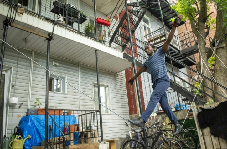 Antino Pansa, étudiant en cirque, s'entraîne dans la cour devant chez lui, le 6 juin 2020, à Montréal, au Canadal